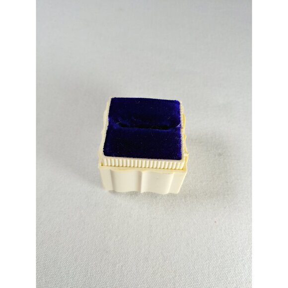 Vintage cream white ring box stylized lotus top, lift top plastic jewelry - Picture 4 of 10